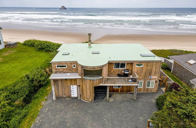 The Pelican at Arch Cape - Beachfront, Hot Tub with View, 3 En Suite Rooms