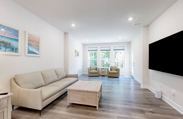 The Peninsula townhome w/indoor/outdoor pools, on-site golf & tennis/pickleball