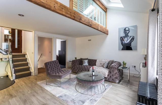 The Penthouse, Opposite Sale Metrolink, Includes Free Parking