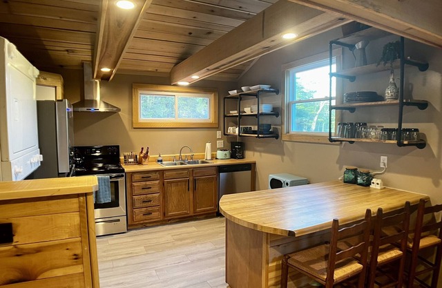 The Perch Guesthouse - close to Asheville