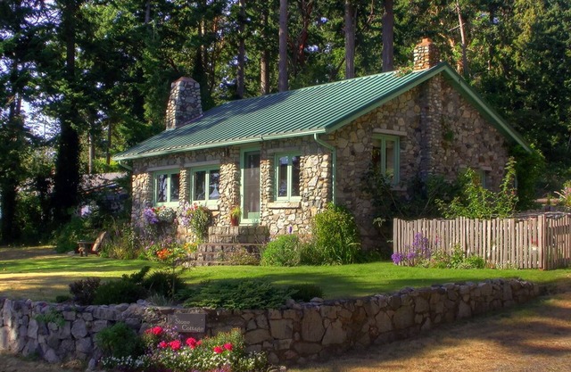 The Perfect Fall Getaway! Cozy water view cottage, near fun hikes & great dining