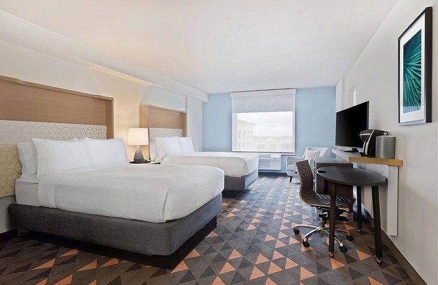 The Perfect Group Escape! 2 Great Rooms, Pool, Minutes to Universal Studio