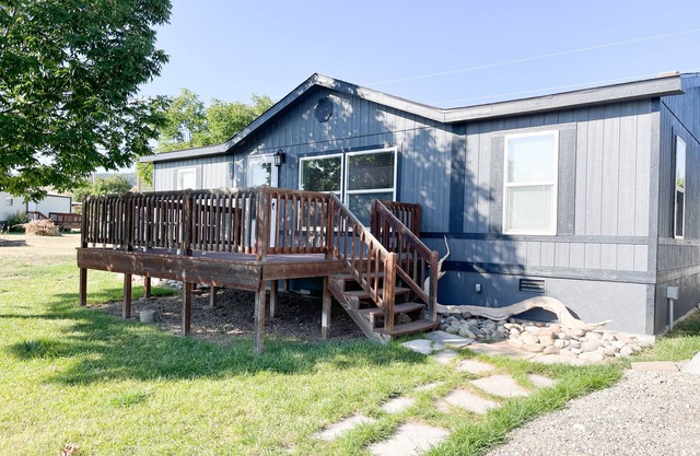 The perfect stayHome located right next to the Big Horn River and Yellowtail Dam