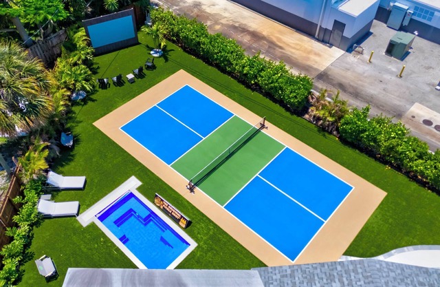The Pickle House, Deerfield Beach, Pickle Ball court, pool, fire pit and more!