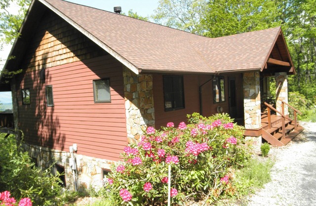 The Pinewoods: Secluded with hot tub, dark skies and sunsets beckon