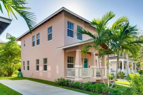The Pink House - Bask in Style Steps from the Convention Center