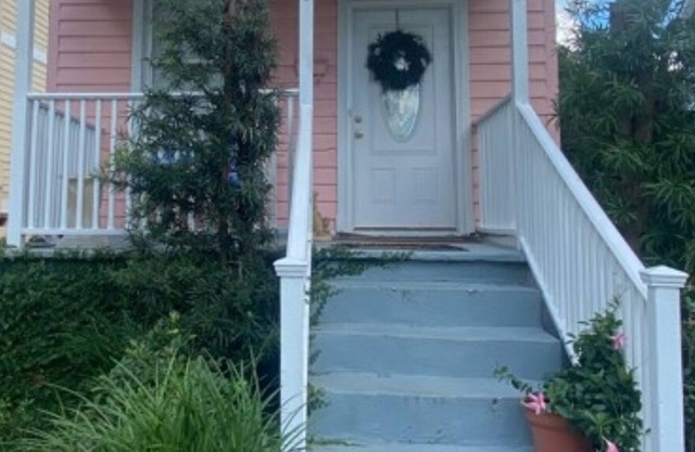 The Pink House - Downtown in the Vista