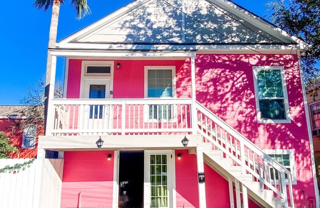 The Pink House- minutes walk to beach!