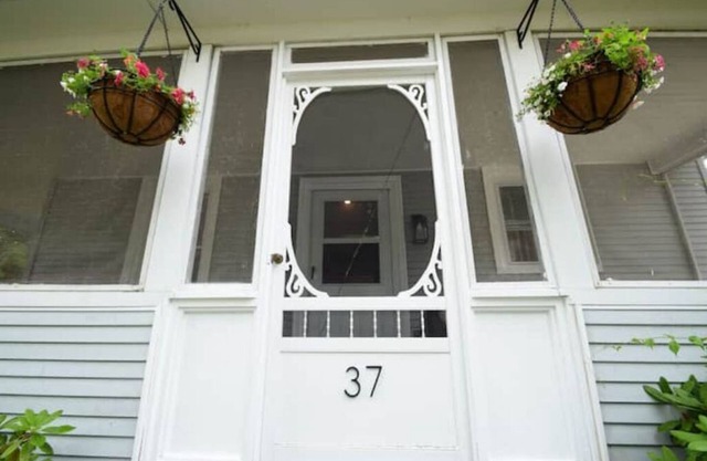 The Porch House - IN TOWN!