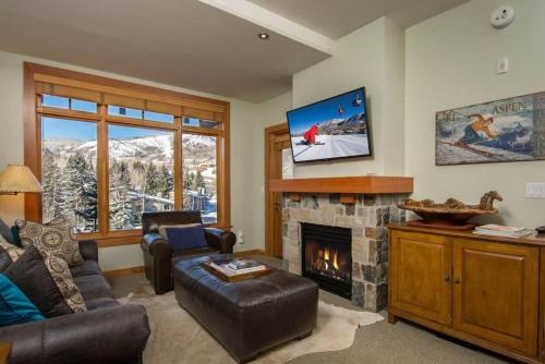 The Powder Den Cozy Alpine Basecamp