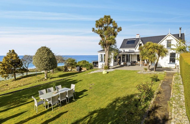 The Professor's Beach House - Brighton Home