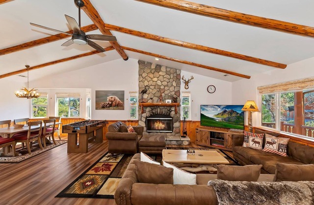 The Quiet Place By Destination Big Bear:Located in the Castle Glen Estates!Pet Friendly! Pool Table! Foosball!