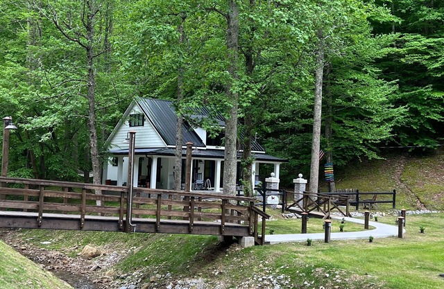 The Red Dog Cottage In The Woods w/Hot Tub