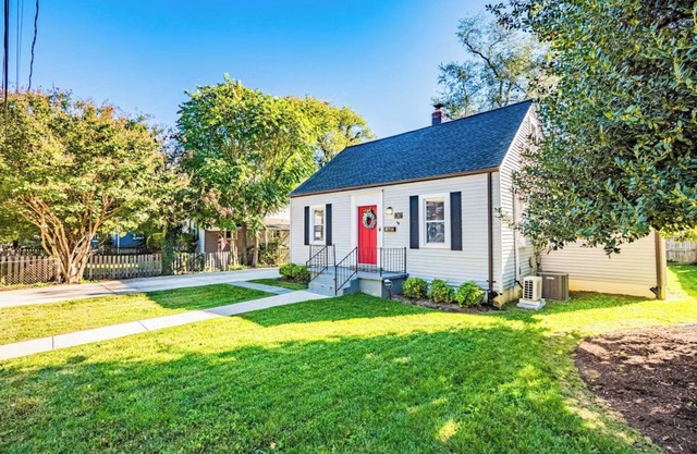The Red Door Cottage in Eastport - Pet-Friendly!