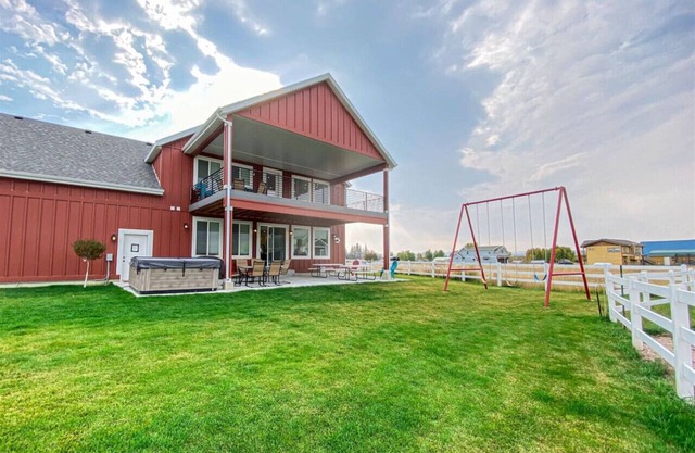 The Red Farmhouse- Hot tub and Swings! Sleeps 37
