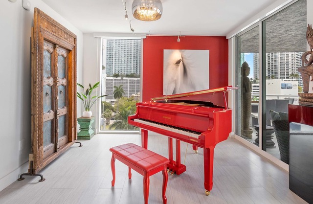 The Red Piano Luxury Oasis · FREE Parking · Amazing Views · Grand Piano