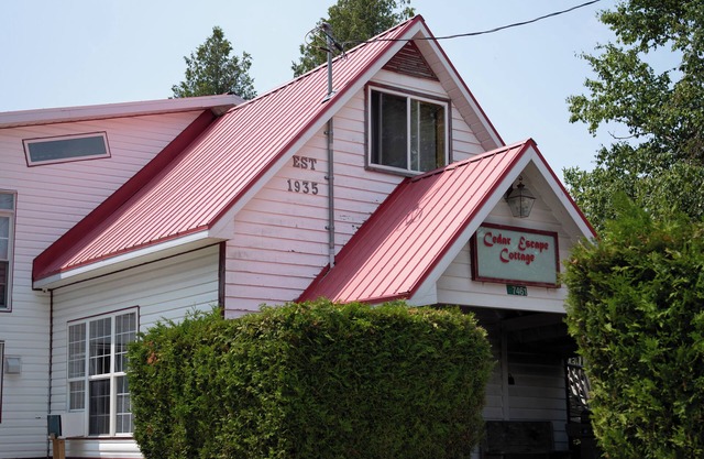 The Red Roof - Back Portion - Sleeps 8