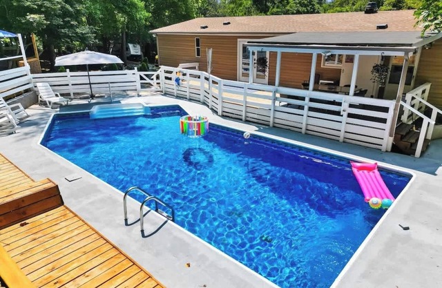 "The Retreat" w/Pool + Hot Tub + Game Room + King Suite