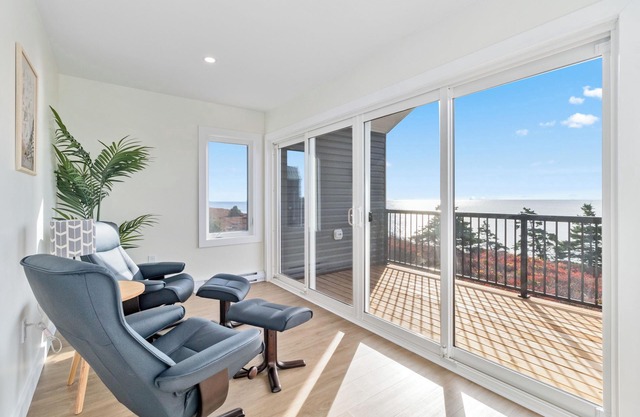 The Right at Surf Western Head - 3BR Home with Oceanfront Hot tub Views