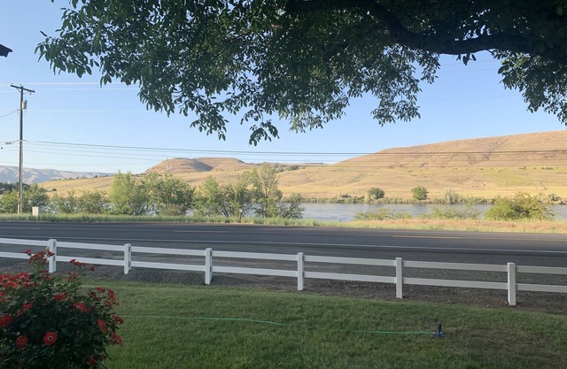 The River Shanty! Vintage Vibe! Expansive river view. Minutes from Town! Clean!