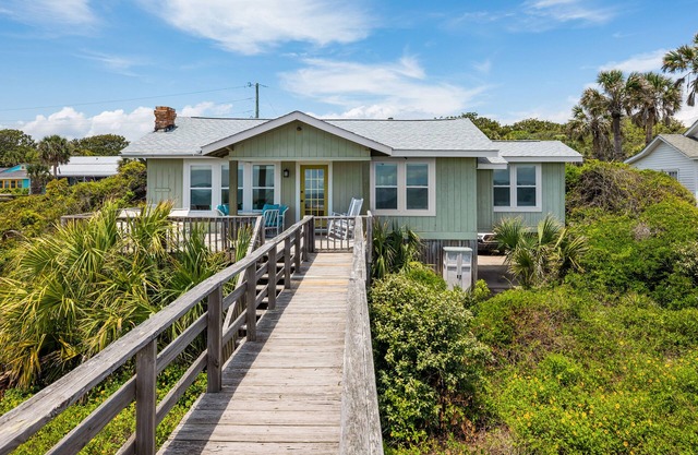 The Road Ends Here! Folly Beach/3 Bedroom/2 Full Baths/Sleeps 6/Pets Considered