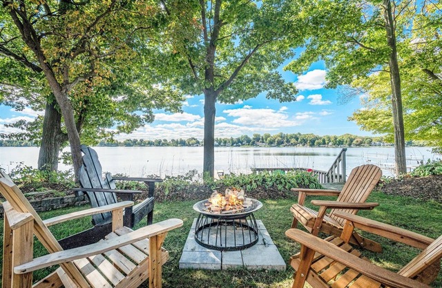 The Roost: Hutchins Lake Waterfront, Views, Fireplace, Cozy Atmosphere