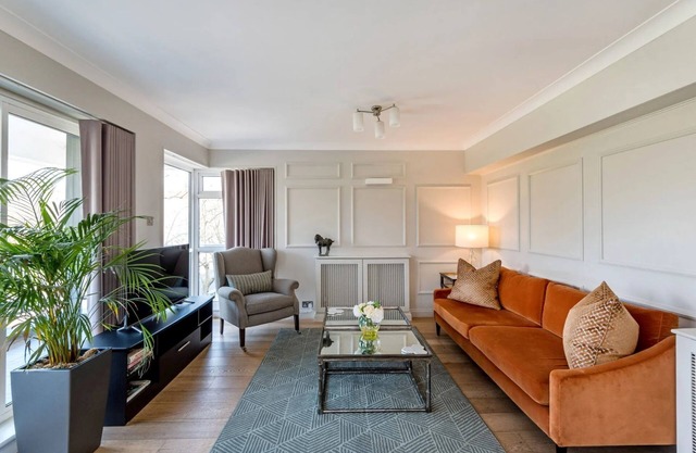 The Royal Albert Memorial Apartment