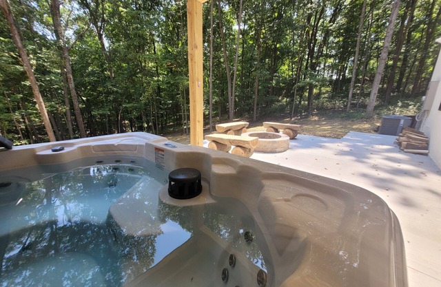 The Saige Lodge - Brand New with Hot Tub, Wifi, Firepit and more!