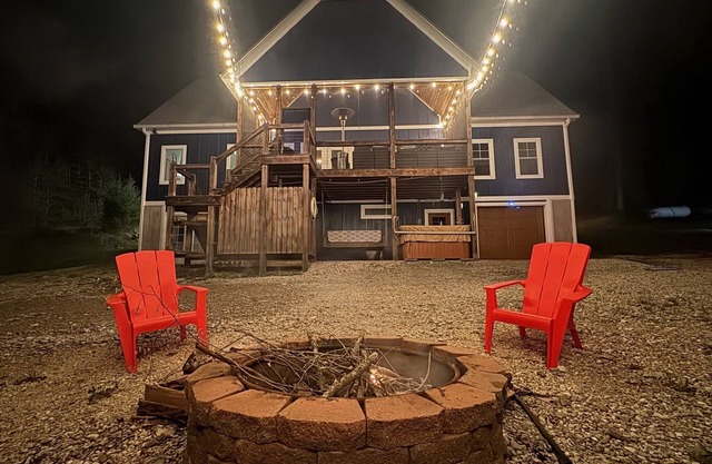 The Salty Dog! 5 Bd/4 Bath Lake House, Hot Tub, Perfect for Families & Groups