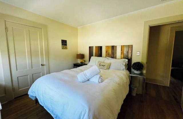 The Sanctuary: 3 Bedrooms, Easy Walking, +Parking!nn