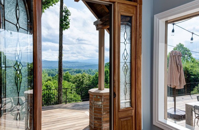 The Scenic View: Fully Equipped Home, Mountain Views, Workspaces, and Gym