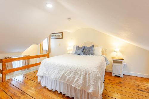 The School House Cottage, Historic 1BR Mystic River Stay Near Seaport