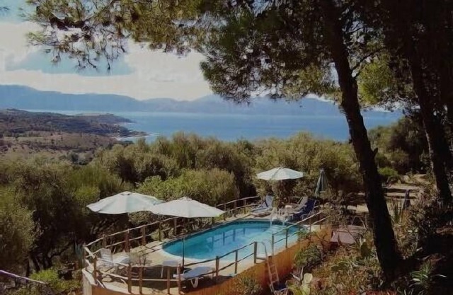 The sea is 850 metres away, small stone 'pastoral style' house 7 to 8 people