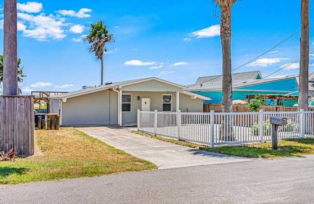 The Seahorse Cottage | Canal front house in Corpus Christi on the water