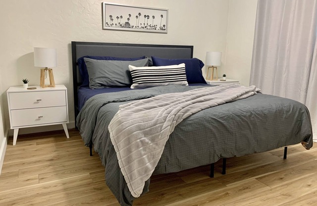 “The Sequel” - King bed - Renovated - near IMG