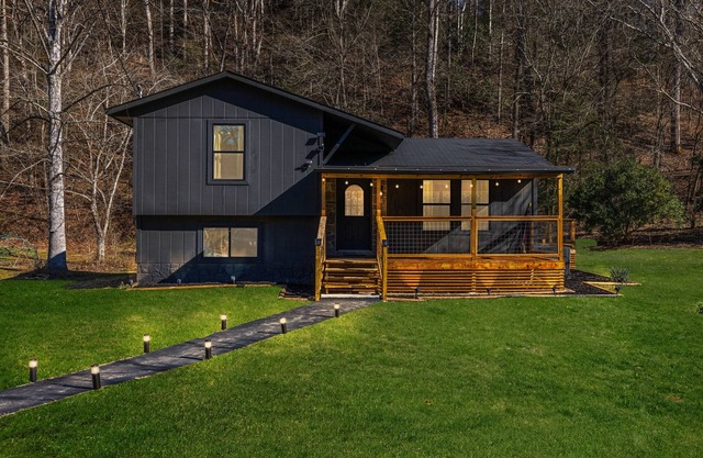 The Sherridan - Luxury Cabin in Gatlinburg with WiFi, Hot Tub and More!
