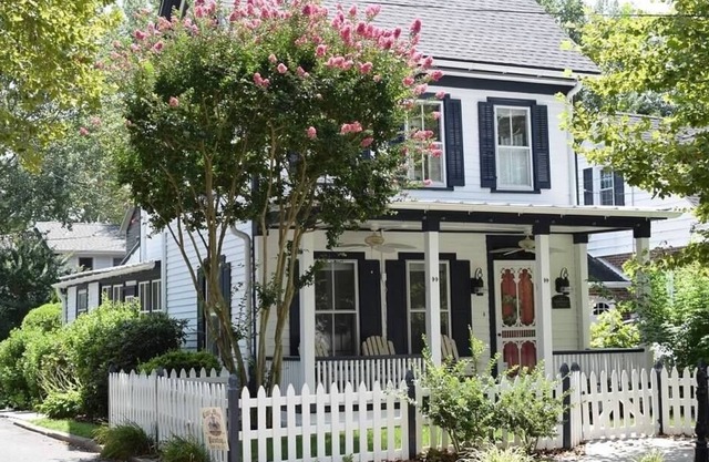 The Side Porch Cottage, featured in Cape May Magazine, Close to Shops and Beach