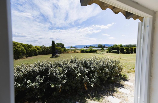 The silk veil Chez Manon with a view of the Luberon mountains, Wi-Fi and air conditioning