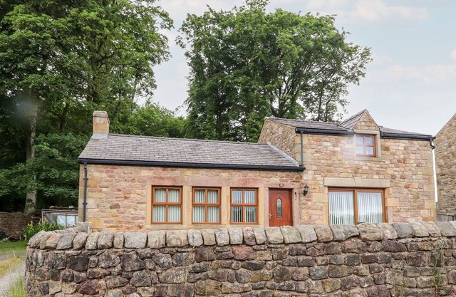 THE SMITHY, family friendly, character holiday cottage in Hurst Green