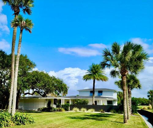 The Spacious Beach House within 5-minutes walk to Ponte Vedra Beach, close Mayo Clinic, and TPC Sawgrass