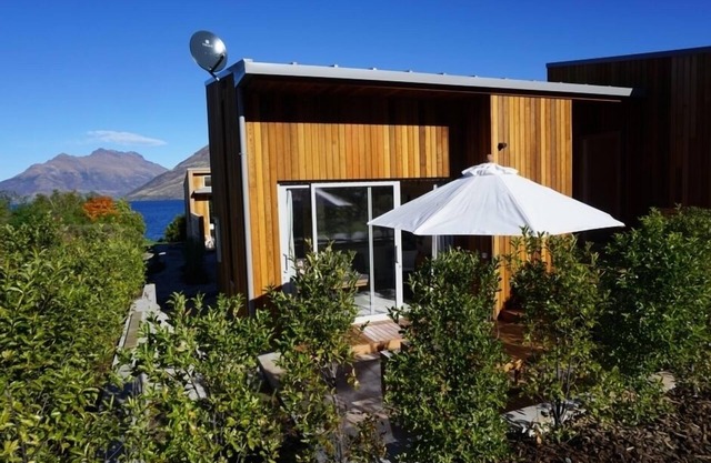 The Spruce Hus - Studio by the lake.