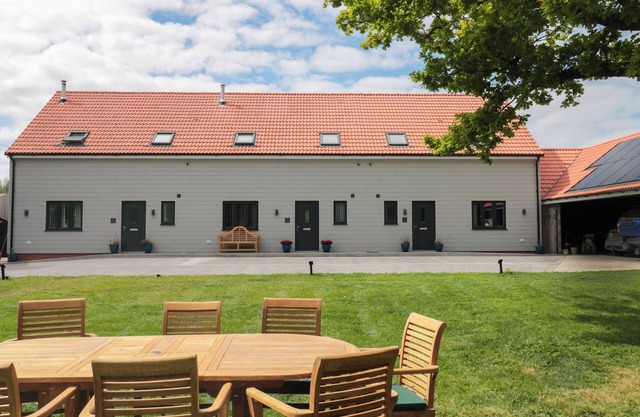 THE STABLES, family friendly, character holiday cottage in Highbridge