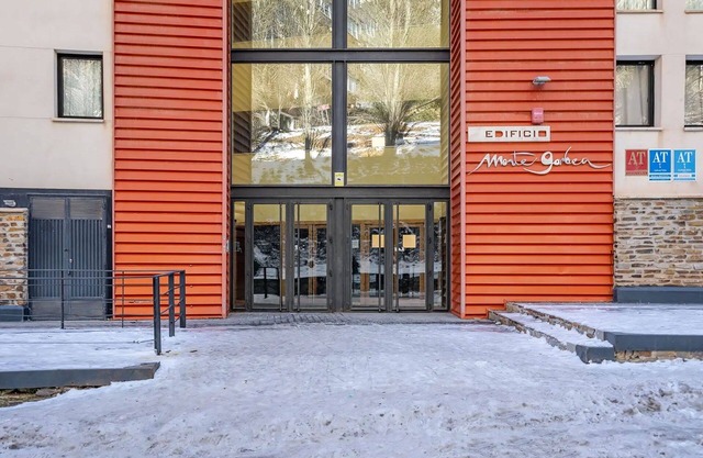 The studio apartment "Monte Gorbea 7 I" is located in the Sierra Nevada and offers direct access to the