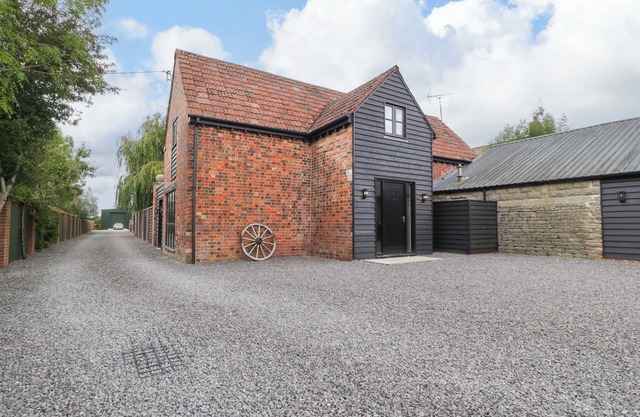 THE STY, pet friendly, character holiday cottage in Malmesbury