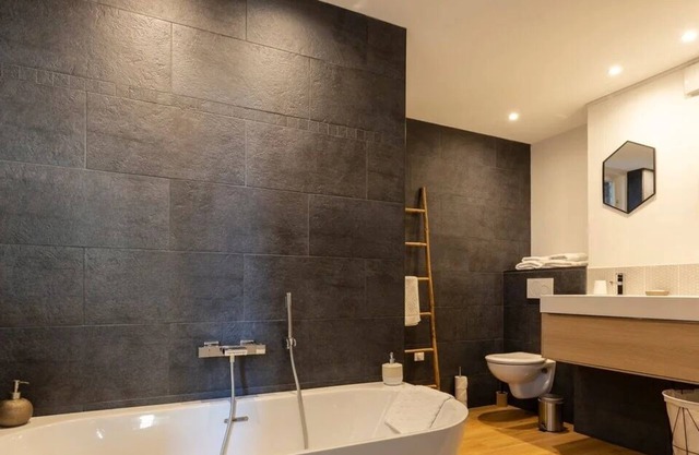 The Suite. Double Shower + Bathtub | Netflix | City Center