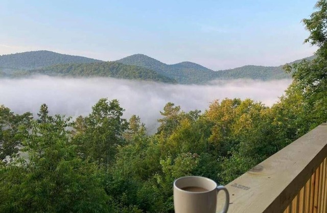 The Summit Haven -Top of Mountain/Pet Friendly/Panoramic Year-Round Views
