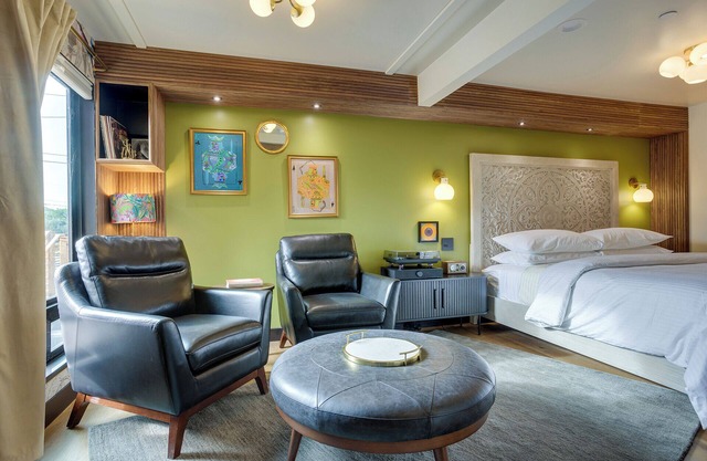 The Sun King @ The Louie Boutique Motel, Walk to Everything! Dog Friendly!