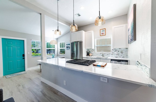 The Swell 2 BR Cottage with Parking 1 mile from Beaches