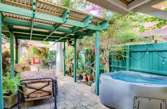 The Tango House - Central Stay, Jacuzzi and Garden