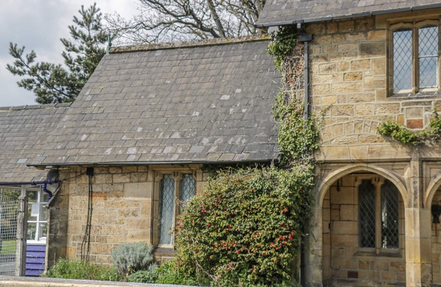 THE TICKET OFFICE, pet friendly, character holiday cottage in Ruswarp